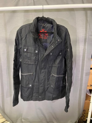 Field jacka - Supersnygg field jacka! Med hoodie under eller tjocktröja så funkar denna i vinter! Modellen är 179cm! Hör av dig vid minsta fundering 🤩