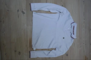 Moncler piké  - Tjena, jag säljer en riktigt fet långarmad Moncler piké i M fits S, den har en lite defekt på vänster armen men inget man ser vid användning så skick 7/10. Självklart äkta! Vill ni ha mer information eller foton är det bara att höra av sig! 
