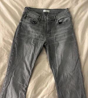 Grå bootcut jeans från Perfect Jeans - Snygga grå jeans från Perfect Jeans med bootcut-ben och klassisk femficksdesign. Jeansen har normal passform och är tillverkade i mjukt denim-material. Perfekt för dig som gillar en avslappnad och trendig look med lite extra vidd nedtill.💕