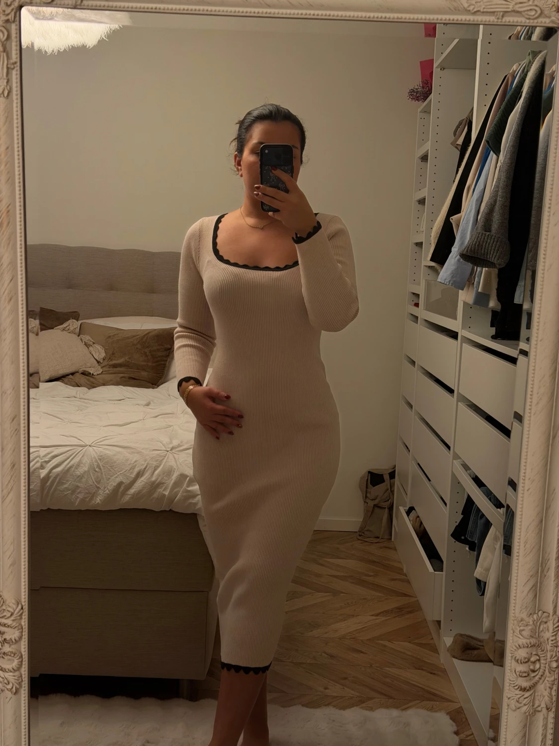 Beige ribbad långklänning med svarta detaljer - 1