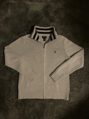 Ralph Lauren Zip - Säljer en riktigt snygg Ralph Lauren Zip. Använd ett fåtal gånger och är i väldigt bra skick. Nypris ca 1700kr. Storlek L i barnstorlek vilket motsvarar XS i vuxen. Vid frågor så är det bara att höra av sig. Priset går att diskutera.