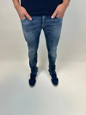 Dondup Jeans George  - Dondup Jeans George! Trendigaste jeansen på marknaden. Ny pris= 4000 kr Säljs för= 1099 kr (Modellen har original slitningar från fabrik vilket är väldigt eftertraktat och populärt)