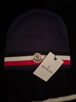 Marinblå Moncler mössa  - Dm vid intresse 