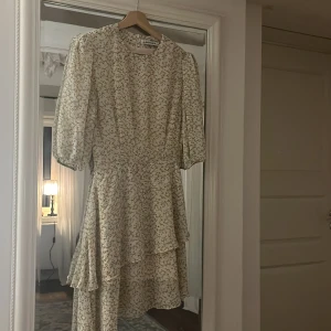 Adoore klänning  - Säljer denna jättefina klänningen från adoore som jag inte riktigt får andvändning av😊💕💕