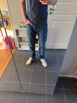 Straight Jeans från J.Lindeberg - Par Straight blåa jeans från J.Lindberg. Använts fåtal gånger och köpta i Maj. (182 65KG)