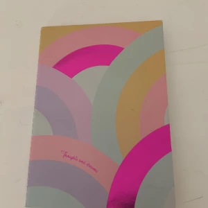 Thoughts and dreams - Snygg anteckningsbok med rutat papper och färgglad, modern framsida i rosa, guld och pastell. Perfekt för att skriva ner idéer, drömmar eller plugga matte. Passar dig som vill ha en stilren och inspirerande bok till skolan eller vardagen.