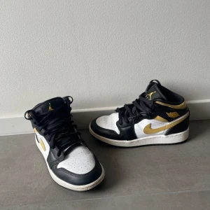 Air Jordan  - Bra skick, knappt använda Gul,svart,vita (nypris. 2500 k) passar för 35-36 då dom är stora i storleken