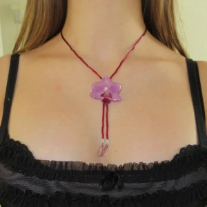 Real orchid flower necklace, handmade  - Handmade with a real phalaenosis orchid, dried and preserved in resin. Gold plated stainless steel. Length 42 (+ 4) cm.  Every design I create is unique so each necklace is truly one of a kind. Keep in mind to handle the orchid with care <3