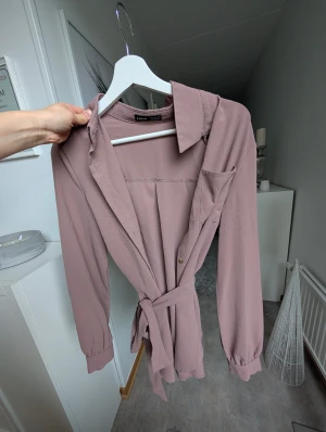 Skjortklänning - Från shein , storlek M 