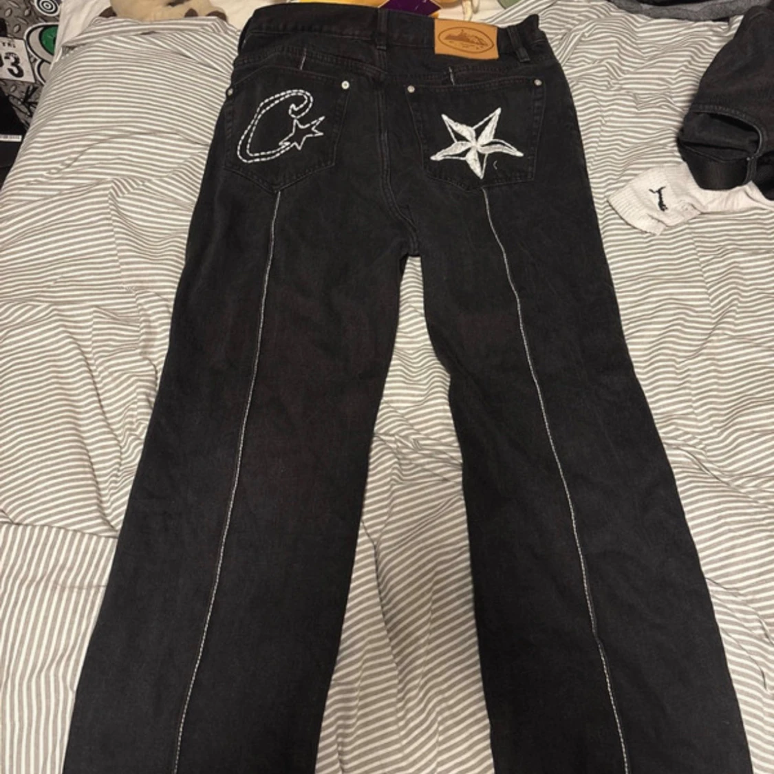 Svarta jeansbyxor från Corteiz