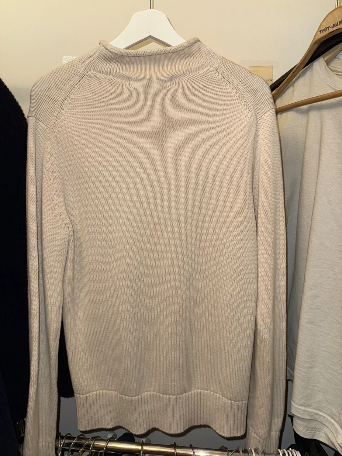 Beige stickad tröja med W från Whyred - 1