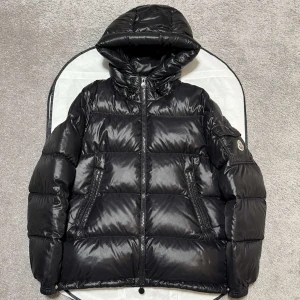 Moncler ecrins  - Moncler ecrins, storlek 0/xs, skick 9/10 ny årsmodell 2022, dustbag medföljer vid köp, slutsåld modell går ej att få tag på längre, vid funderingar hör av er.