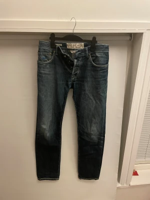 Jacob Cohën Jeans - Hej! 👋 Säljer ett par original Jacob Cohen-jeans i mycket gott skick, storlek 33. De har en modern, lite smalare passform med raka ben – funkar både till vardag och lite finare tillfällen. Jeansens skick är i stort sett perfekt, men med ett hål i vänster ficka. Hör gärna av dig om du har frågor!