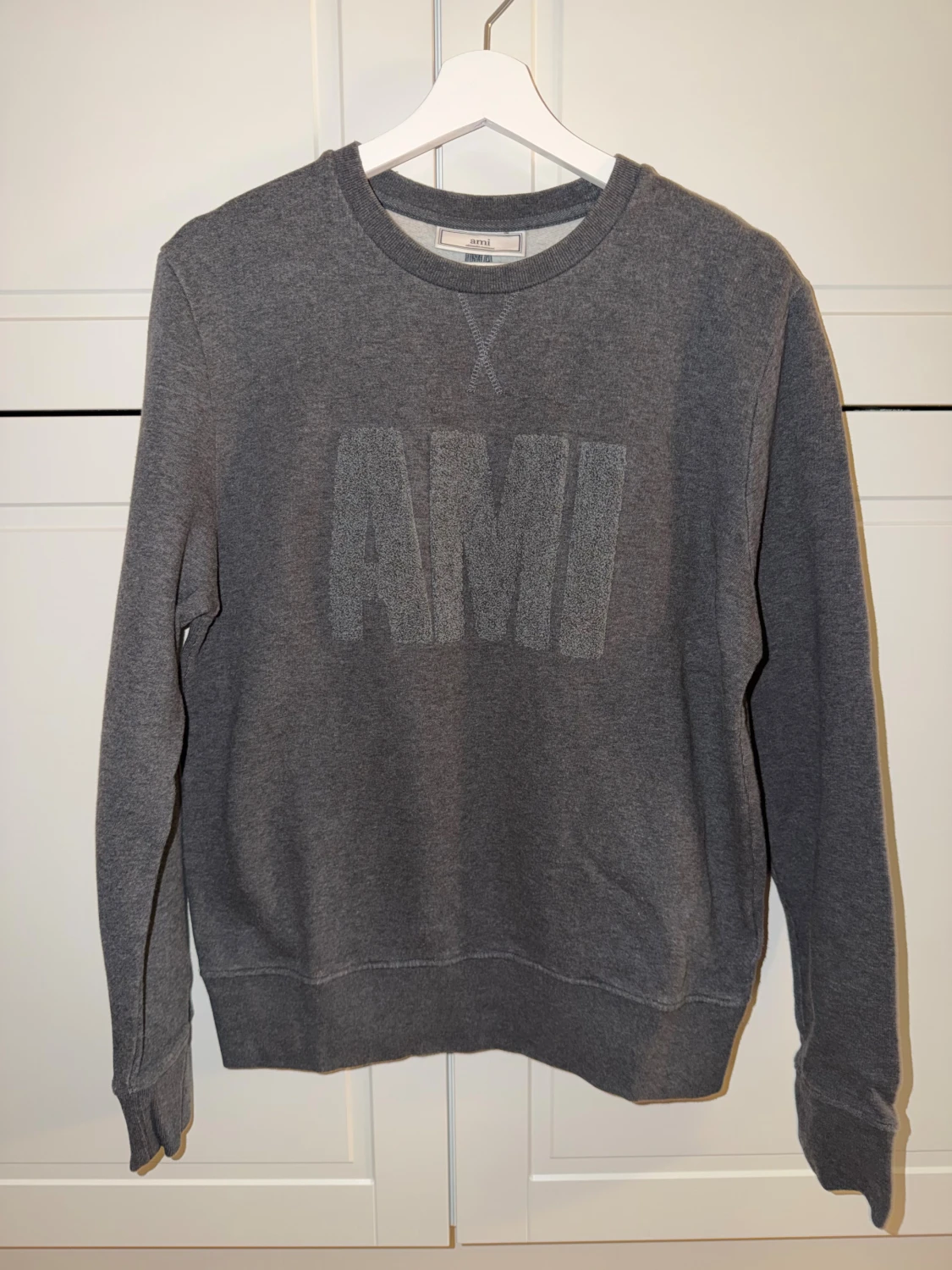 Grå sweatshirt från AMI