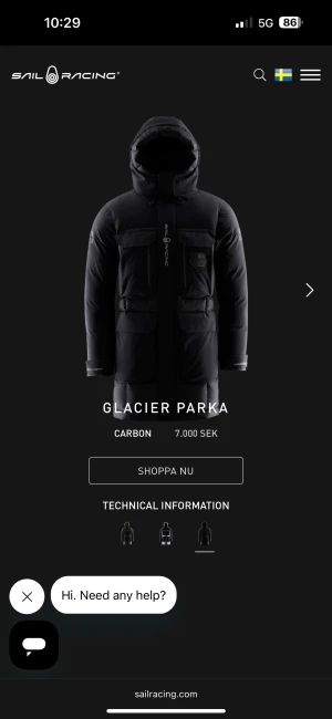 Svart Sail Racing Glacier Parka - Säljer en svart Sail Racing Glacier Parka med stor huva och flera rejäla fickor framtill. Jackan har en clean look med Sail Racing-logga på bröstet och dragkedja hela vägen. Perfekt för kalla dagar och har en riktigt schysst passform.