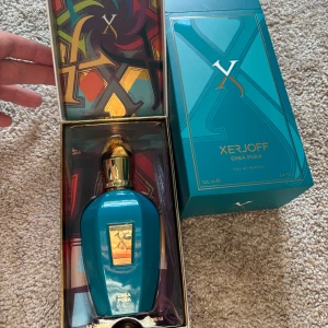 Xerjoff Erba Pura Eau de Parfum 100ml - Lyxig parfym från Xerjoff Erba Pura. Denna parfymen luktar väldigt gott sött och fruktigt funkar både till tjejer och killar! Har inte använt det den är helt ny bara bara testat dofta. Säljer den pga att jag har en liknande doft redan.