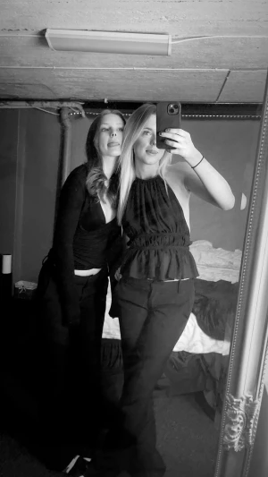 TOPP - Säljer den högra toppen som man knyter med ett band runt nacken och ett band runt ryggen, jättefin och som helt ny🩷