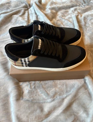 Burrberry skor  - Feta o stilrena burberry skor till bra pris.. kan frakta och mötss upp Malmö, storlek 43 box ingår kvitto allt 