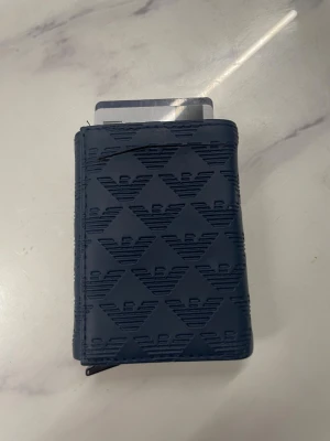 Marin blå plånbok  - En plånbok med färgen marin blåa priset kommer alltid att diskuteras använt mer än fem gånger men ser helt ny ut inga skador eller annat 