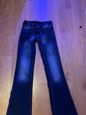 Weekday blå bootcut jeans - Jag säljer dessa mörkblåa weekday jeansen då jag ska köpa in dom i en annan storleken aldrig använde fick vem de för 1 dag sedan 😀