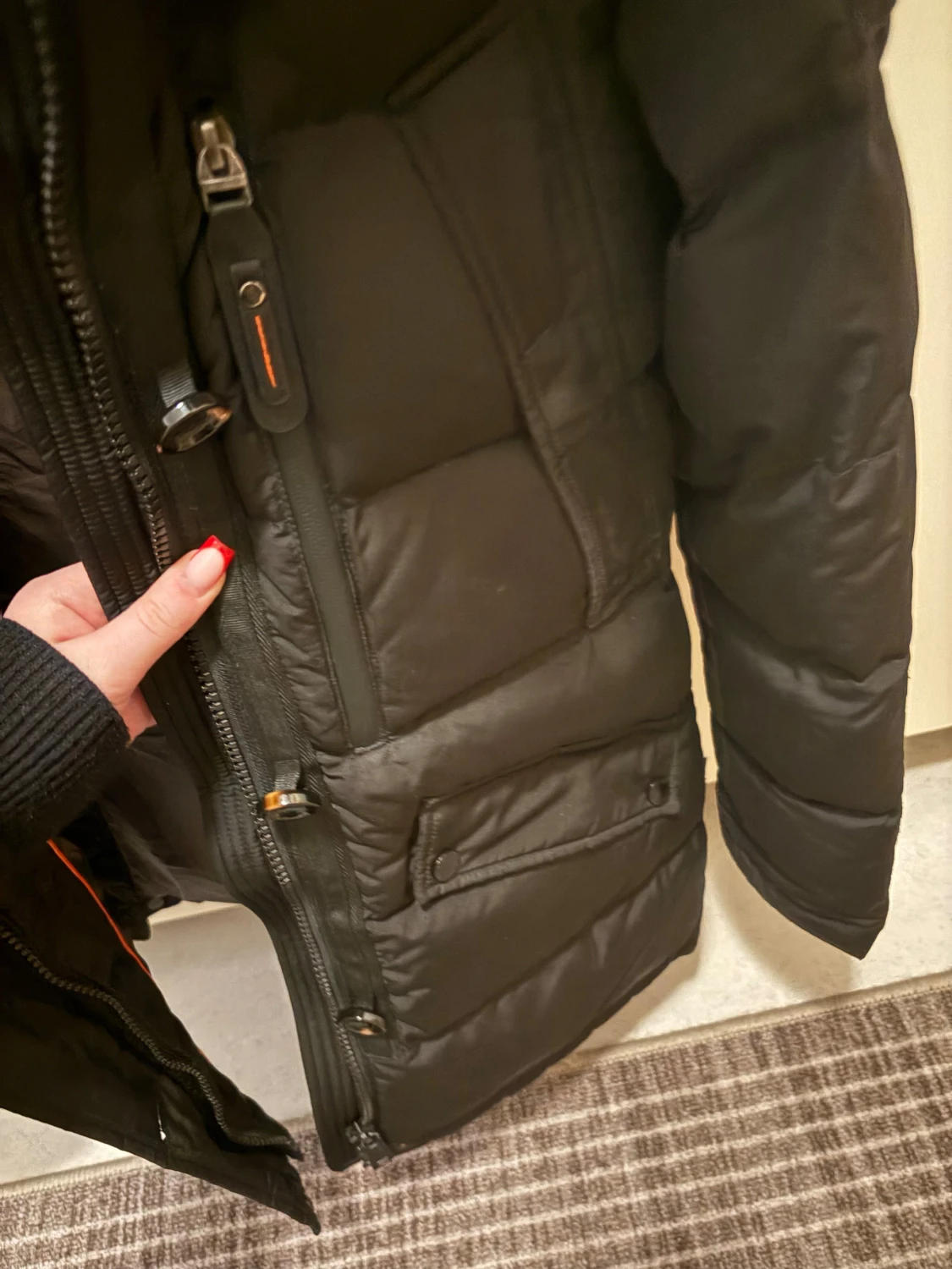 Svart Hollies dunjacka med päls - 4