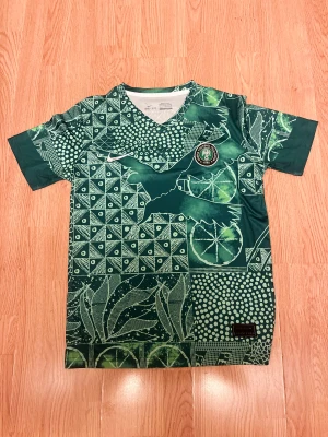 Fotbolls tröja/nigerias landslag - Grön fotbolls tröja med fina mönster 