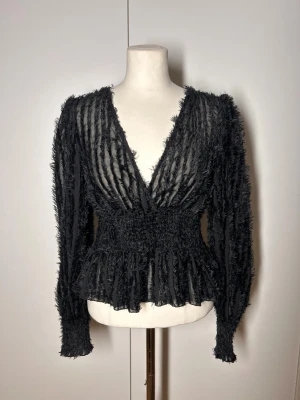 Blus nakd  - Fin trendig blus från nakd. Storlek 36. Mycket fint skick. Nypris 449kr.  Köp sker via köp nu, jag postar inom 24h. Kvar tills markerad såld 