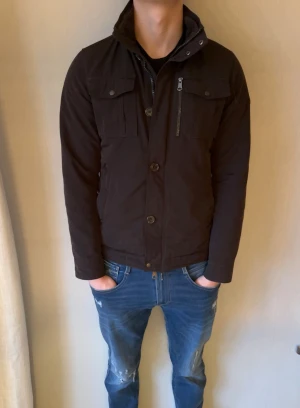 J Lindeberg fieldjacka - Fint skick inga defekter | storlek S | modellen är 185 cm lång och den är för liten | fodrad så håller vintern/hösten. Kika in våra omdömen eller kontakta oss om du är osäker över något🙌