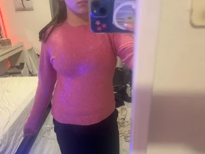 Rosa stickad tröja  - Mysig rosa stickad tröja från Vero Moda i storlek M. Tröjan har rund hals n enkel men snygg look. Endast använd 1-2 gånger