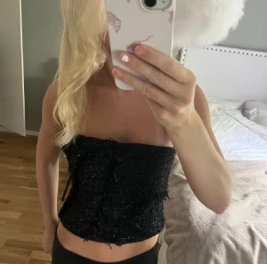 Svart glittrig korsett - Säljer denna supersnygga glitterkorsett från Zara då den inte kommer till användning 🩷perfekt till nyår eller fest 