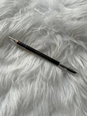 Anastasia ögonbrynspenna med borste - Dubbeländad ögonbrynspenna från Anastasia Beverly Hills i färgen Taupe. Orginalpris 339kr