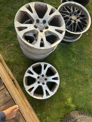 Volvo 7.5Jx17H2x49 Aluminiumfälgar - Säljer 17-tums Volvo original aluminiumfälgar, modellnummer 31255364. Fälgarna har synligt smuts och mindre slitage men är i gott skick utan större skador. Passar flera Volvo-modeller. Perfekt för dig som vill uppgradera bilens utseende.
