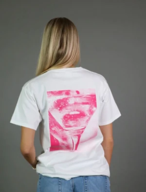 Vit t-shirt med rosa glas-tryck - Vit t-shirt med ett rosa tryck på ryggen🍷💓