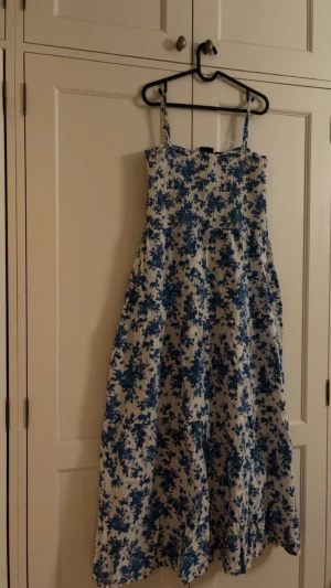 Sommarklänning  - Sommarklänning med mönster!! Påminner om Grekland!! Så fin💙🤍💙🤍💙🤍S/M/L