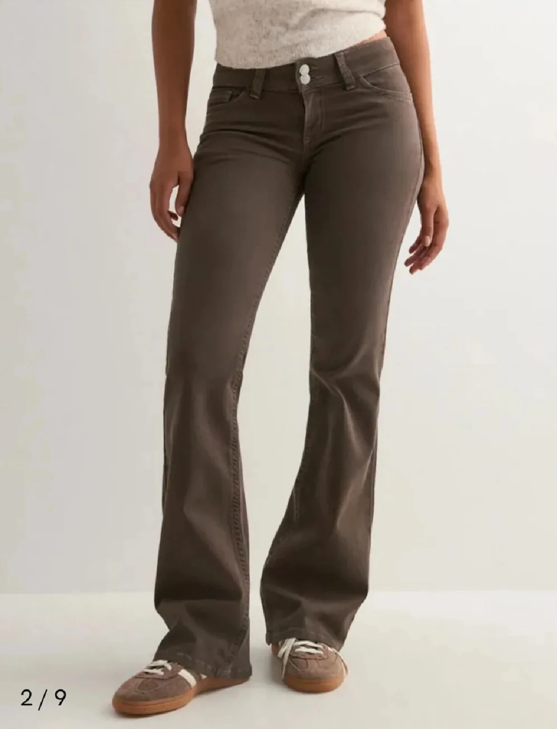 Bruna bootcut jeans med broderade fickor