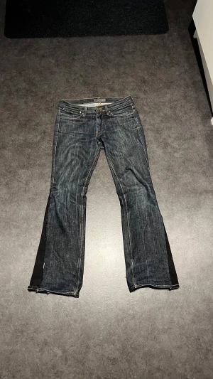 Bootcut jeans från Acne Jeans - Tja! Säljer ett par sjukt feta Jeans ifrån Acne! Sitter riktigt snyggt slim bootcut, och är rätt så unika! Du sticker utan tvekan ut med dessa i skolan, och komplimangerna lär hagla in😃Storlek är runt W 29/L33. Bara att höra av dig vid frågor!