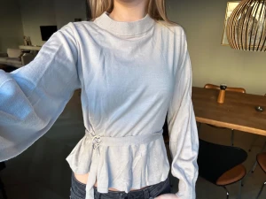 Ljusbeige stickad tröja med knyt - Supersöt ljusbeige stickad tröja med knytband i midjan💗