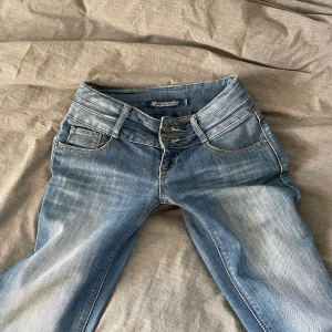 Lågmidjade bootcut jeans - Säljer dessa lågmidjade jeans som är omsydda till bootcut. Midjemått 35 cm tvärs över midjan och innerbenslängd 80 cm. Kontakta mig gärna privat vid frågor eller liknande💗Säljer även fler liknande jeans i min profil