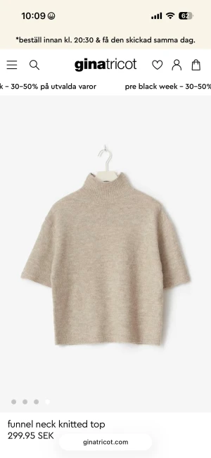 Beige stickad polotopp från Gina Tricot - Supermysig beige stickad polotopp med korta ärmar och hög krage. Toppen har en loose passform och är tillverkad i ett mjukt material som ger en chill och avslappnad vibe. Perfekt att styla med jeans eller kjol för en enkel men snygg look.
