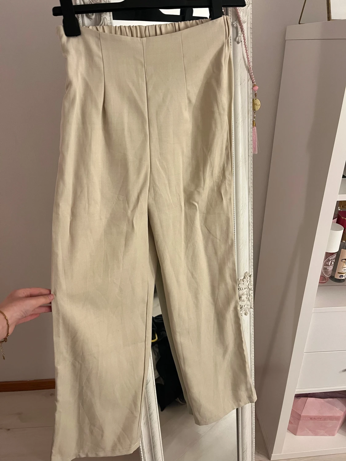 Beige väst med knappar och v-ringning - 4