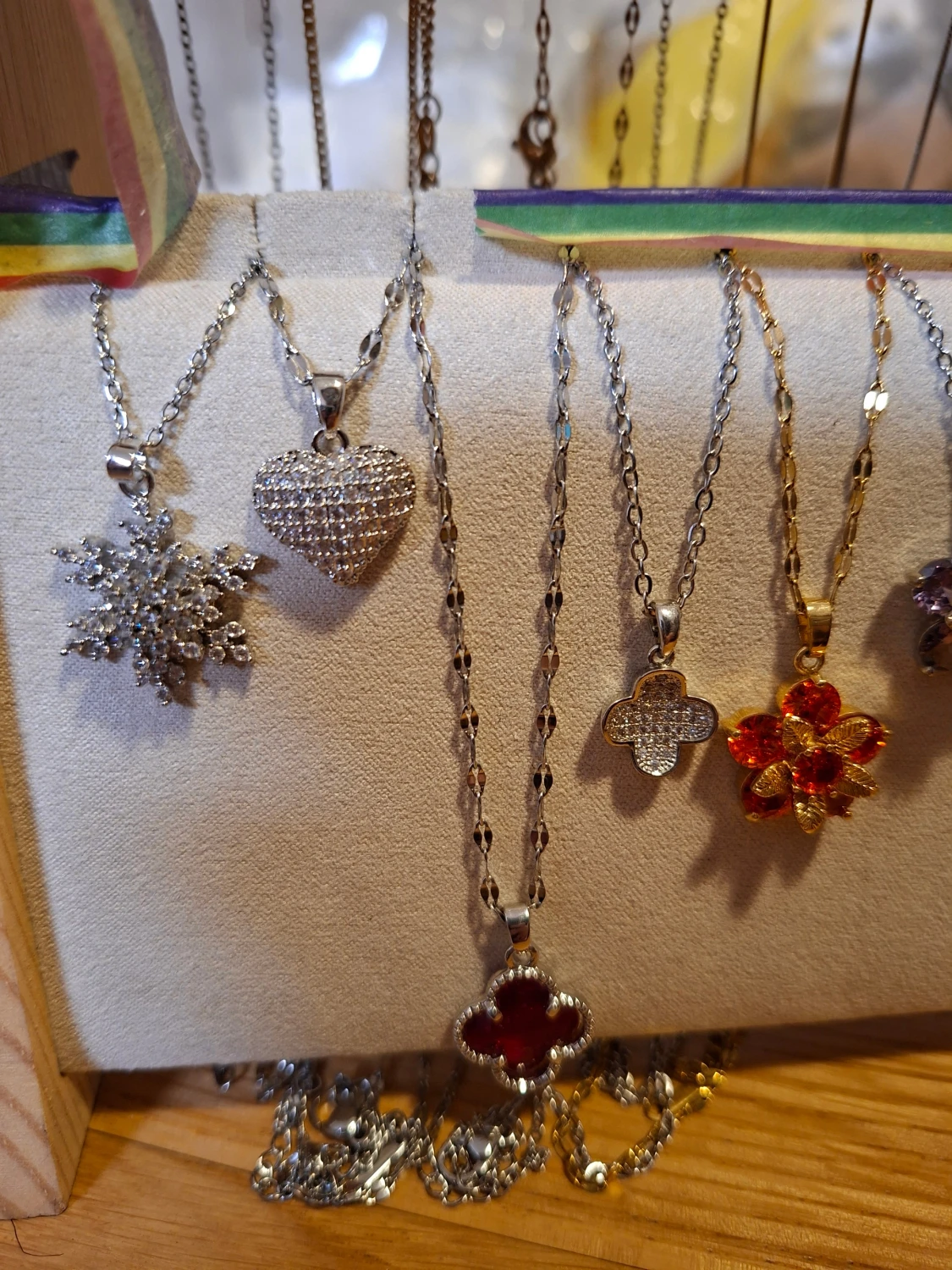 Mixade halsband med hjärtan och blommor - 3