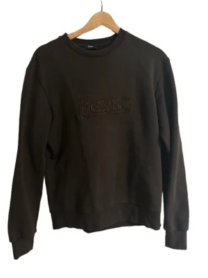 Mörkgrå sweatshirt från Herno - ‼️Snygg mörkgrå sweatshirt från Herno med broderad logga framtill.  Materialet är mjukt och varmt, perfekt för vintern. Skriv om ni har frågor ‼️