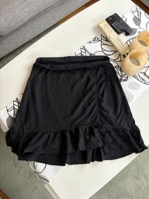 Svart volangkjol  - Säljer min svarta volangkjol från Gina Tricot i stl M🤍 Anävnd ett fåtal gånger