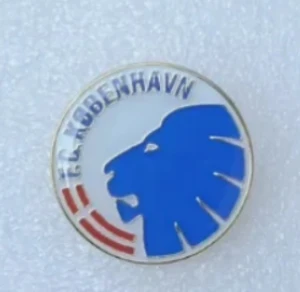  FC Köpenhamn pin / FC København-nål - Cool och snygg pin från FC Köpenhamn. Den är i metall Passar att sätta på jacka, väska, kavaj eller keps!                     Danska: En FC København-nål Perfekt til samleren eller fodboldfanen. Vis din støtte til FC Barcelona med denne fine nål!  Jag säljer även andra fotbollspins! Några av dem syns i sista bilden! 