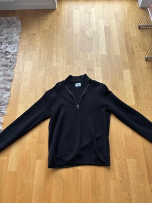 Svart half zip tröja från NN07 - Svart NN07 half zip som är i mycket fint skick! Använd kanske 5 gånger.