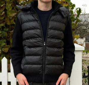 CEVIOR CARDIGAN - Jackan säljs av företaget CEVIOR - Du hittar mer på www.cevior.com Levereras helt ny från förpackning, avtagbar luva. Perfekt inför vintern. Fast pris, ej förhandlingsbart. För mer bilder och videos kolla TikTok - @cevior.com