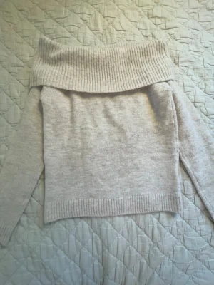 Beige off shoulder tröja - Säljer en stickad tröja som är off-shoulder. Använd ett fåtal gånger. ❣️