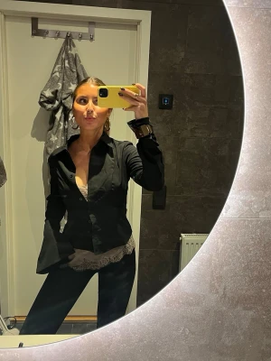 Svart skjorta - Svart skjorta med vida ärmar. Går även in i midjan. Storlek S 🙌🏼🙌🏼🙌🏼