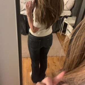 Mörkblå jeans  - Snygga mörkblå jeans från Lindex Denim, rak/bootcut passform och medelhög i midjan. Använd fåtal gånger. Skriv privat för flera bilder eller frågor!