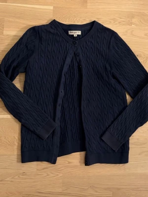 Mörkblå kabelstickad kofta - Köpt från Ullared🩷